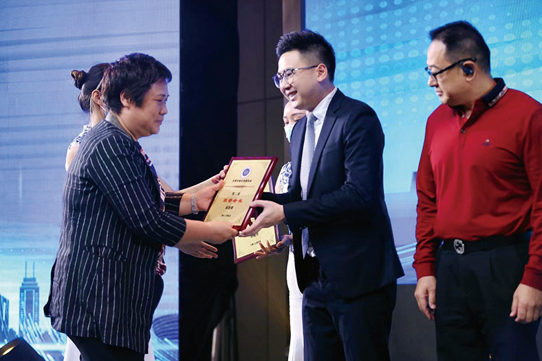 三正房地產(chǎn)公司總經(jīng)理莫永盛代表公司上臺接受當(dāng)選證書.jpg